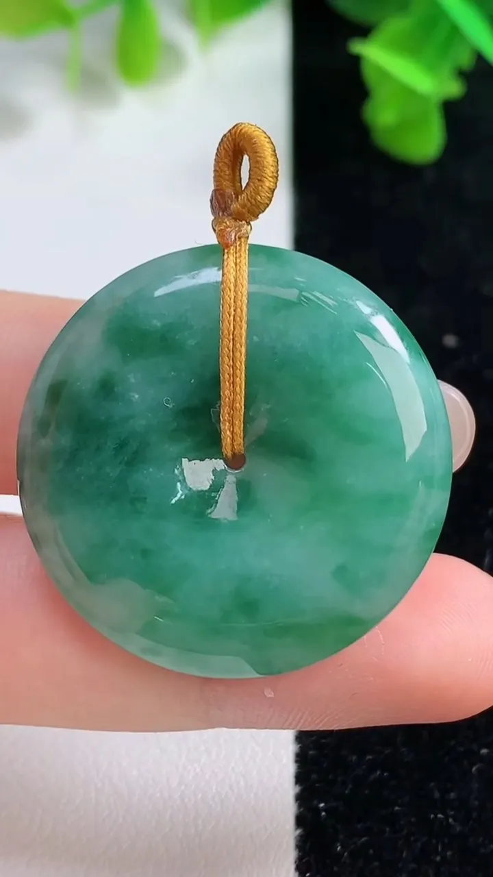 天然A货翡翠平安扣吊坠，尺寸32-5.4，重量:12.33g
9月14日