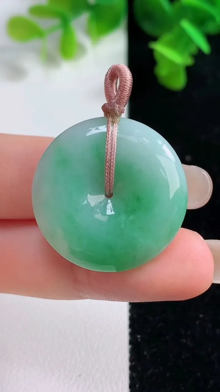 天然A货翡翠平安扣吊坠，尺寸26.8-5.6，重量:8.80g
9月14日
