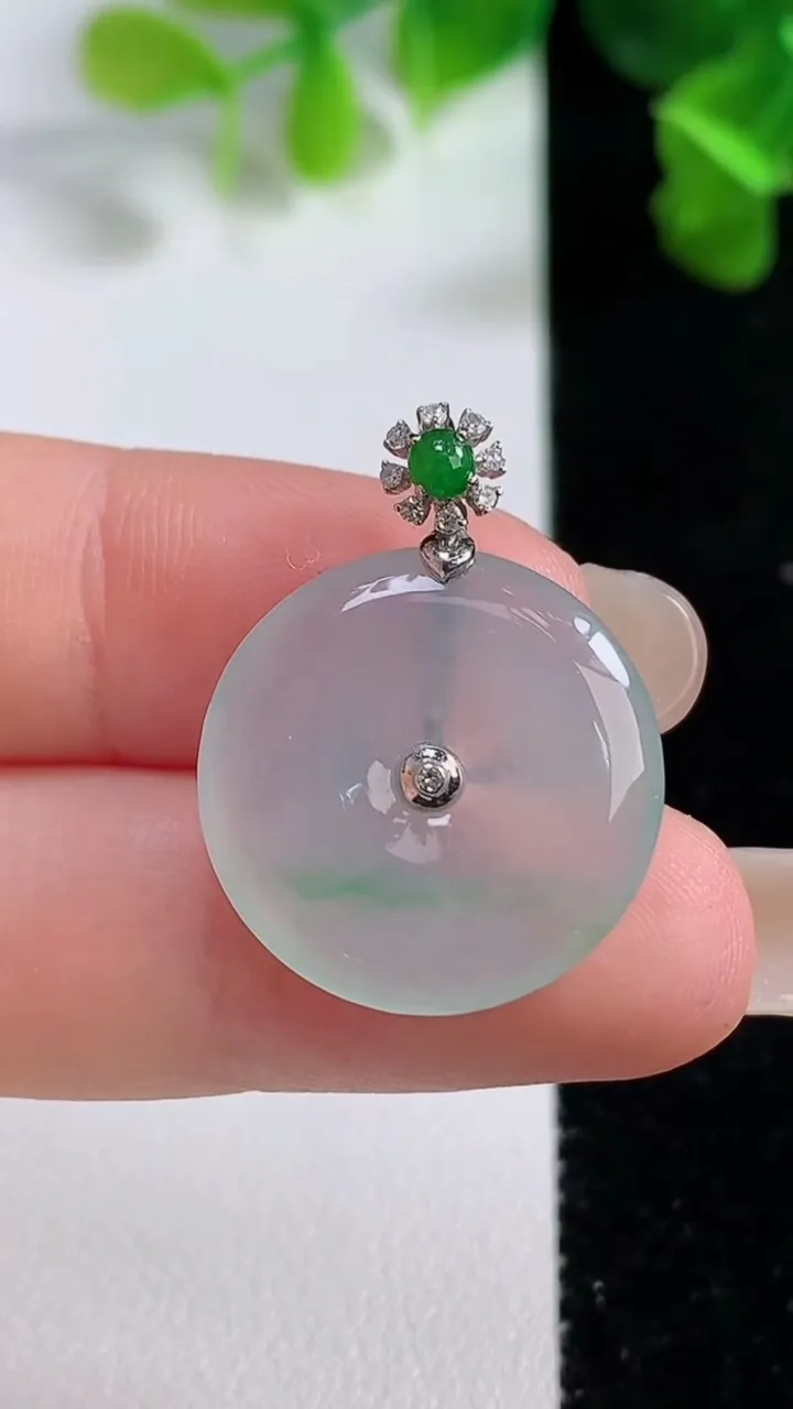 天然A货翡翠平安扣吊坠，尺寸20-3.2，重量:3.50g
9月14日