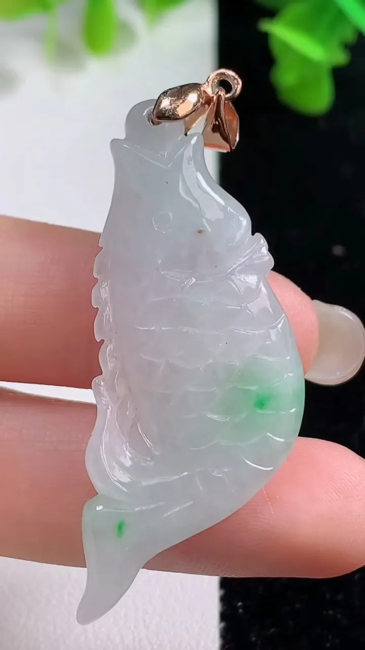 天然A货翡翠年年有余吊坠，尺寸38.3-20-4.8，重量:8.40g
9月14日