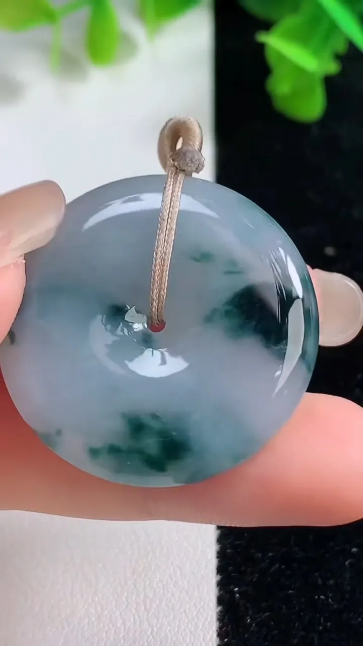天然A货翡翠冰种飘花平安扣吊坠，尺寸32.5-5.3，重量:13.17g
9月14日