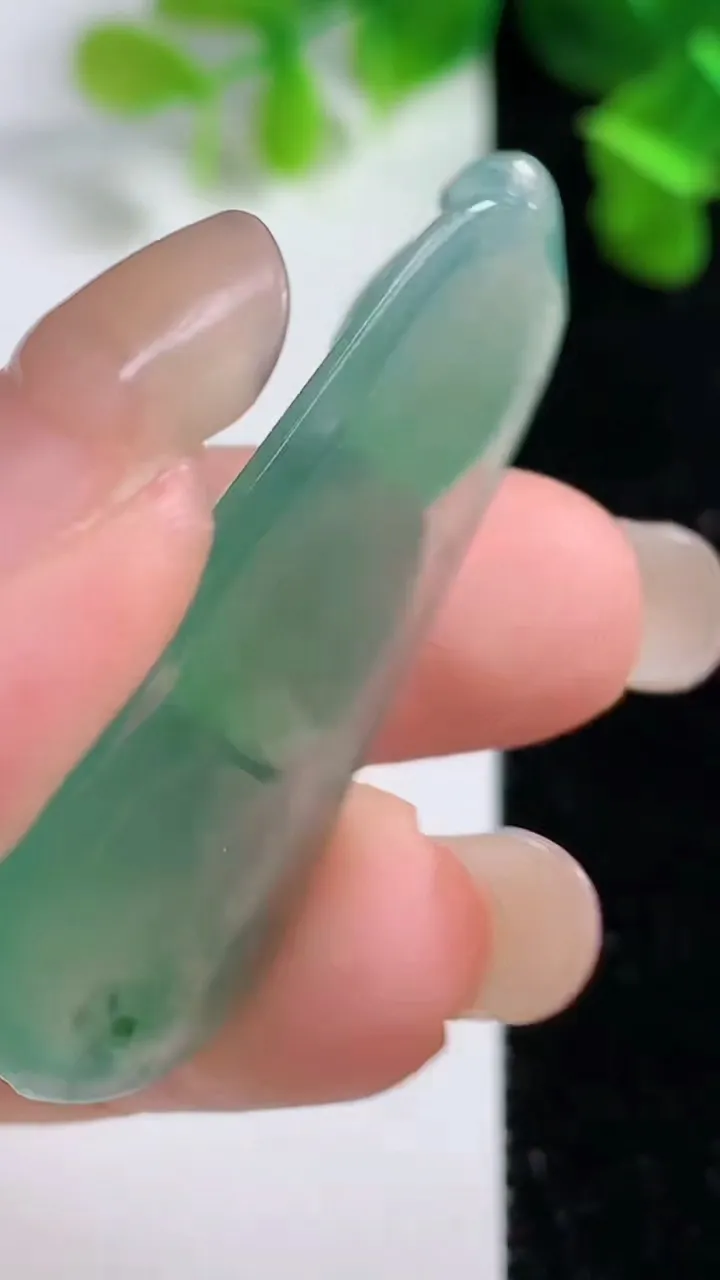 天然A货翡翠福豆吊坠，尺寸43-16.6-5.3，重量:6.51g
9月14日