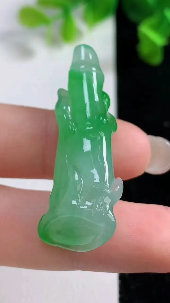 天然A货翡翠节节高升 竹节吊坠，尺寸42-15.2-8.5，重量:7.88g
9月14日