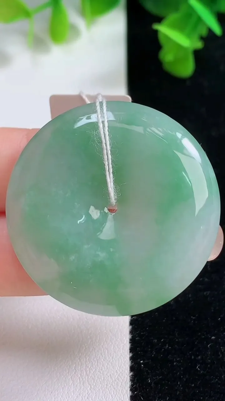 天然A货翡翠平安扣吊坠，尺寸37-6，重量:19.34g
9月14日