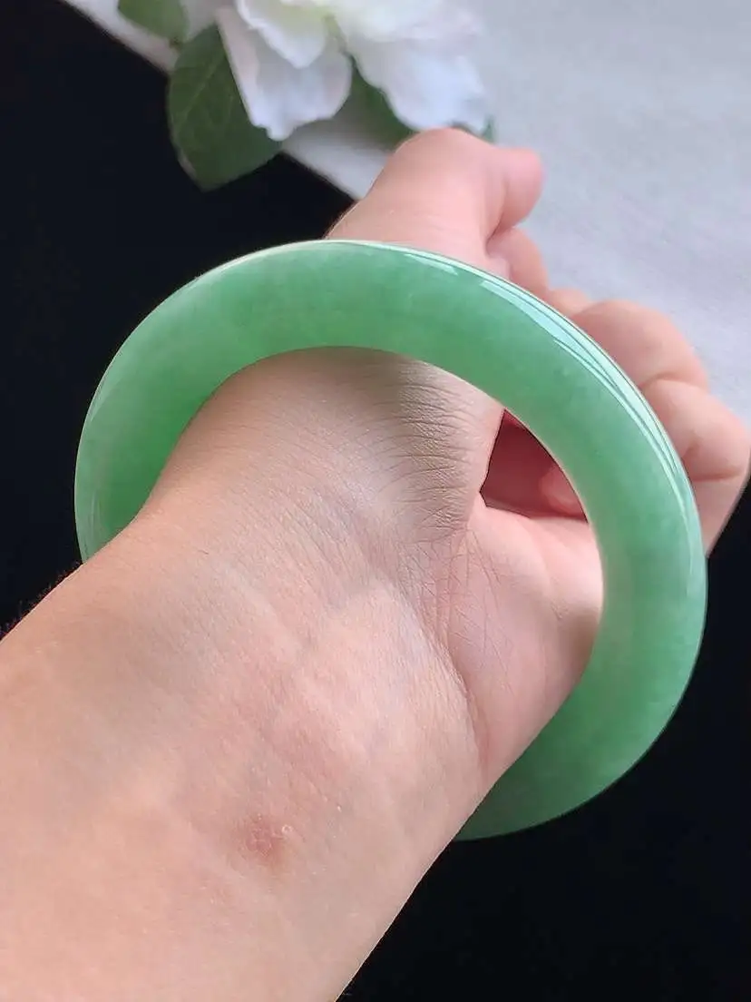 a货翡翠老坑冰种满绿胖圆条手镯57-58圈口 尺寸57×11.8mm 重量81.30g 0913