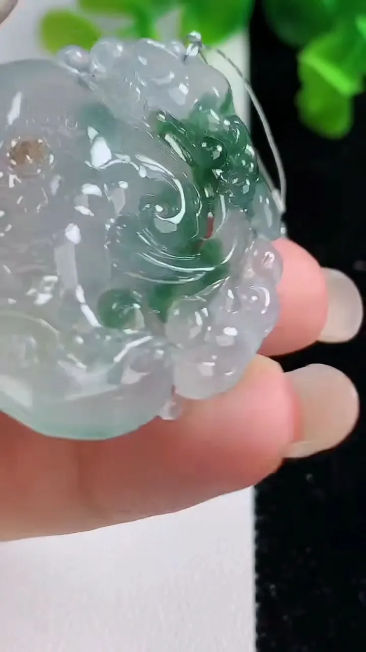 天然A货翡翠冰种飘花如意吊坠，尺寸45.7-34-6.3，重量:17.48g
9月14日