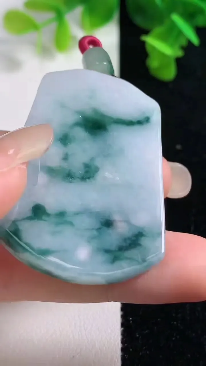 天然A货翡翠冰种飘花仿古无事牌吊坠，尺寸47-33-5.3，重量:24.00g
9月14日