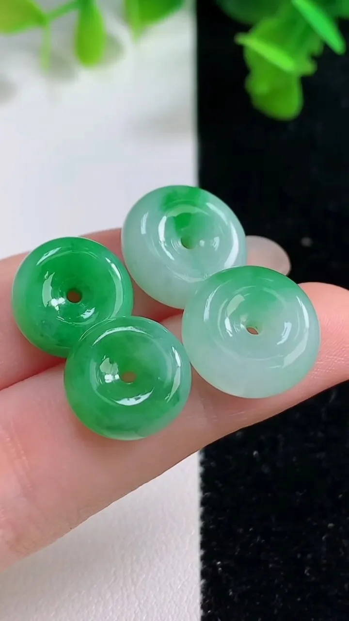 天然A货翡翠平安扣吊坠一手，尺寸14.4-5.4，重量:9.49g
9月14日