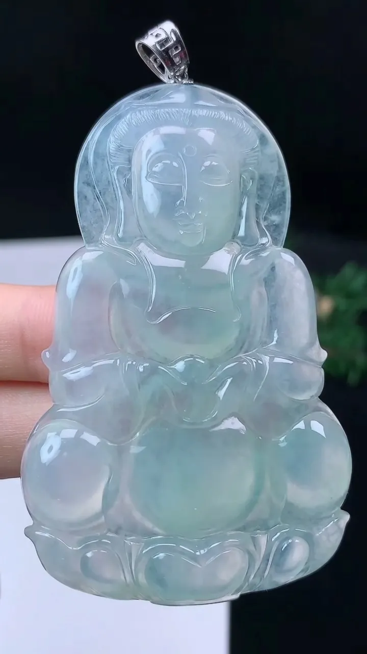 天然A货翡翠观音菩萨吊坠，尺寸68.3-43.3-6，重量:28.81g
9月14日