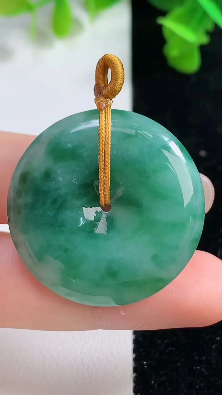 天然A货翡翠平安扣吊坠，尺寸32-5.4，重量:12.33g
9月14日