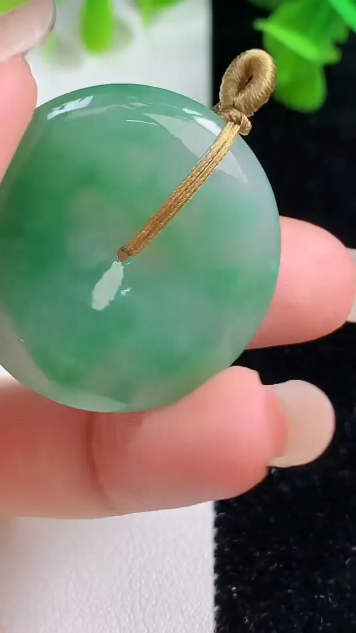 天然A货翡翠平安扣吊坠，尺寸31.6-5，重量:11.92g
9月14日