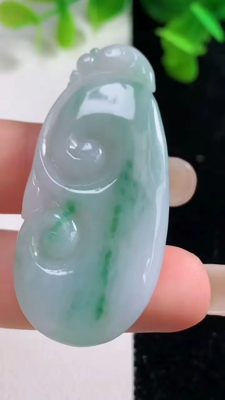 天然A货翡翠如意吊坠，尺寸48-22.5-5.2，重量:10.85g
9月14日