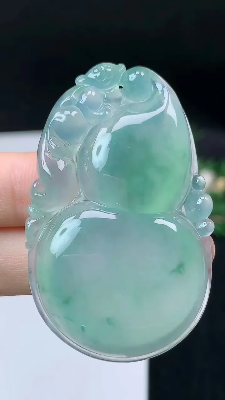 天然A货翡翠葫芦吊坠，尺寸51.3-32.9-7.3，重量:21.37g
9月14日