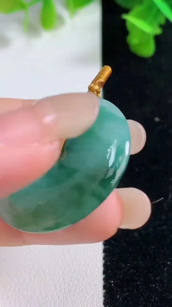天然A货翡翠平安扣吊坠，尺寸32-5.4，重量:12.33g
9月14日