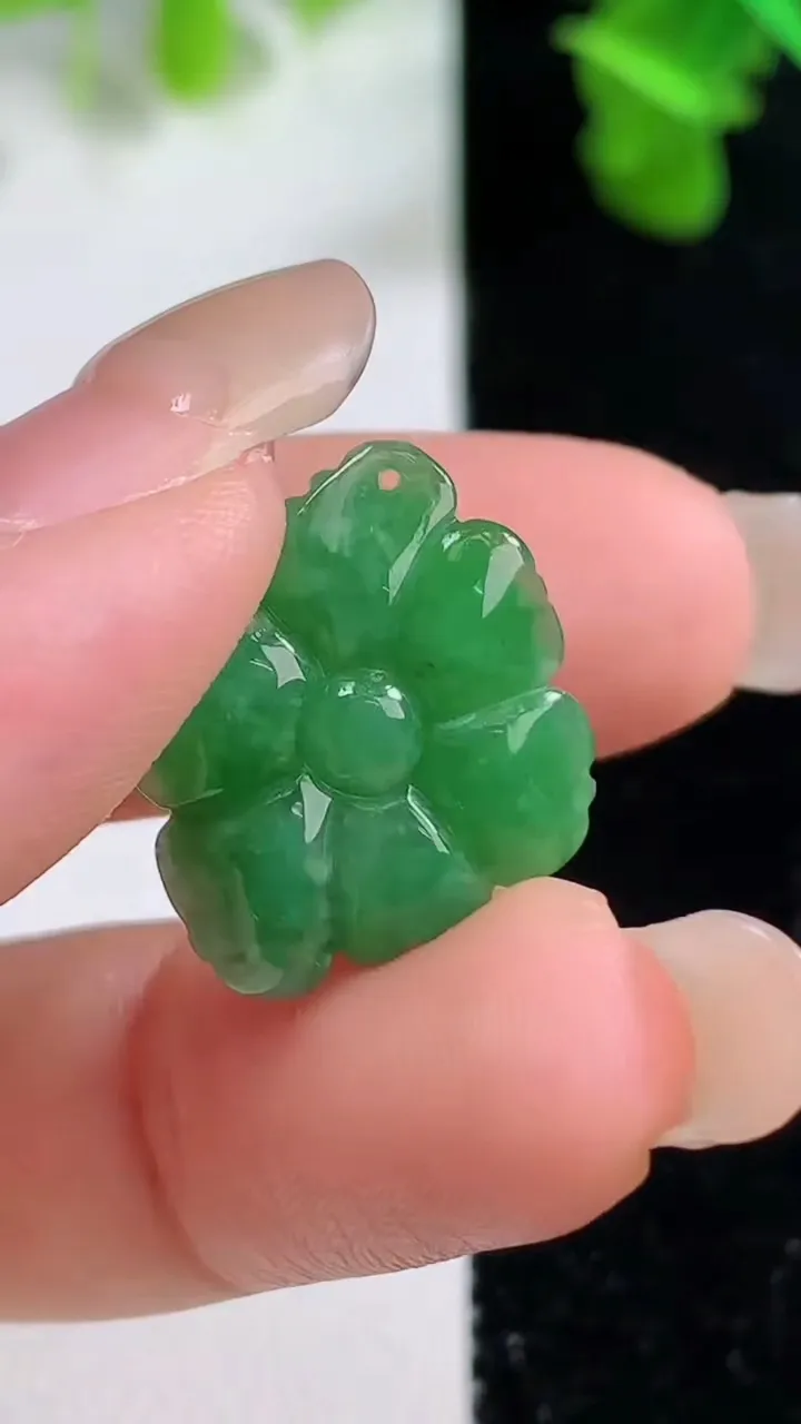 天然A货翡翠和和美美 荷花吊坠，尺寸17.5-21-6，重量:2.64g
9月14日