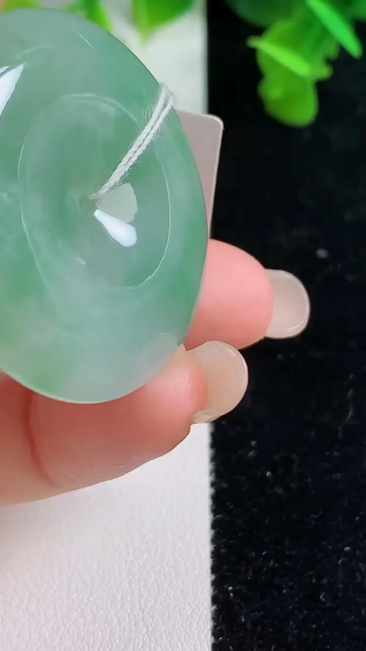 天然A货翡翠平安扣吊坠，尺寸37-6，重量:19.34g
9月14日