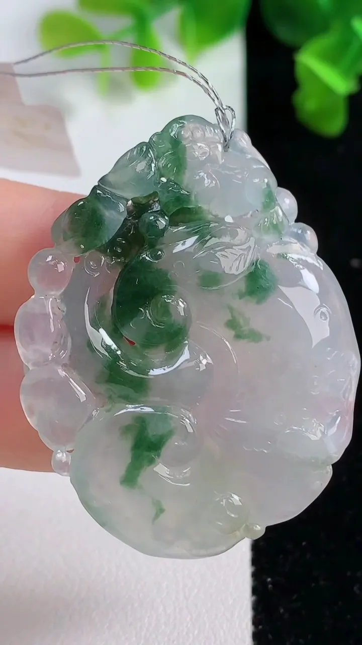 天然A货翡翠冰种飘花如意吊坠，尺寸45.7-34-6.3，重量:17.48g
9月14日