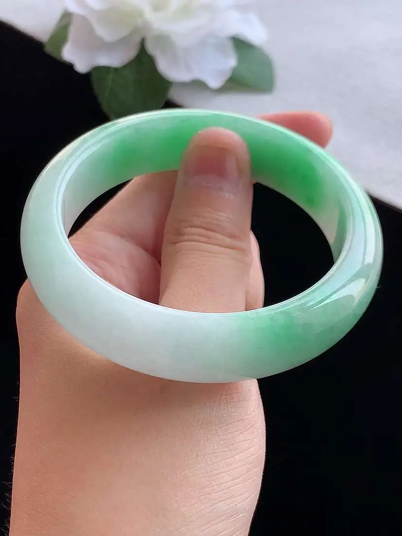 a货翡翠老坑冰种飘绿正装正圈手镯55-56圈口 尺寸55×14×8mm 重量62.66g 0913