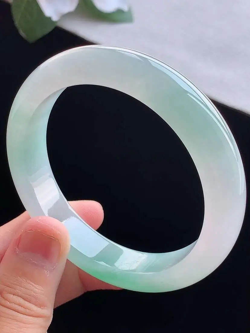 a货翡翠老坑冰种飘绿正装正圈手镯55-56圈口  尺寸55.8×12.4×8mm 重量58.49g 0913