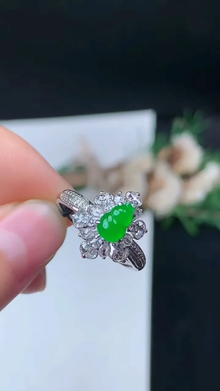 天然A货翡翠葫芦戒指，尺寸17-6.8-4.4，重量:3.12g2025年9月14日
工厂直销收藏佳品,种好水足，色泽均匀，有种有色，上手高大气！