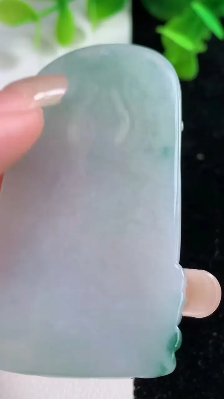 天然A货翡翠冰种飘花千手观音吊坠，尺寸60-36.2-4.5，重量:24.82g
9月14日