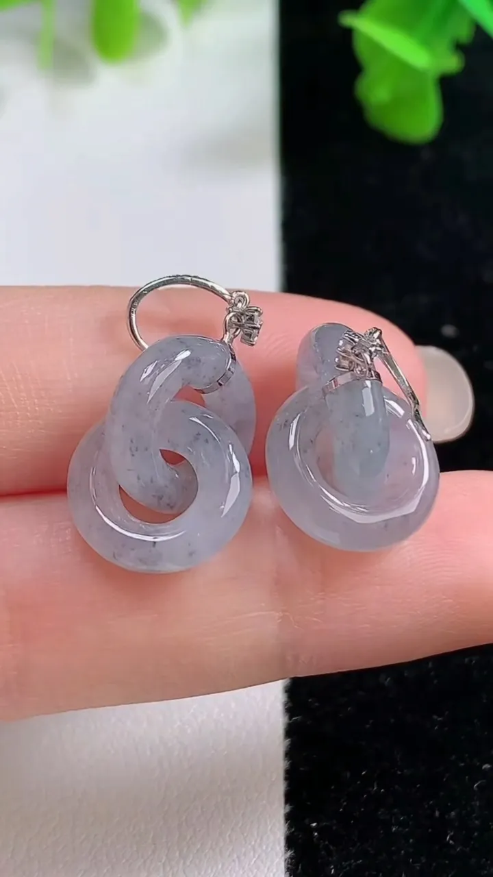 天然A货翡翠种乌鸡种环环相扣耳坠，尺寸13-3.7，重量:6.15g
9月14日