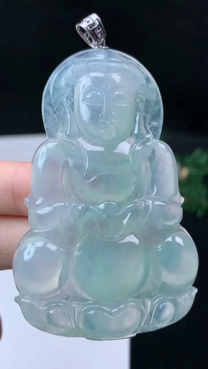 天然A货翡翠观音菩萨吊坠，尺寸68.3-43.3-6，重量:28.81g
9月14日