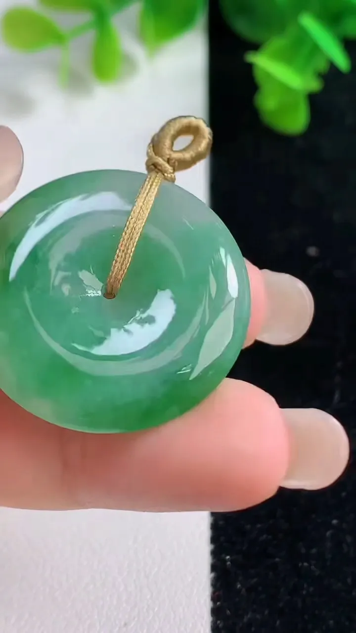天然A货翡翠平安扣吊坠，尺寸29.4-5.3，重量:10.28g
9月14日