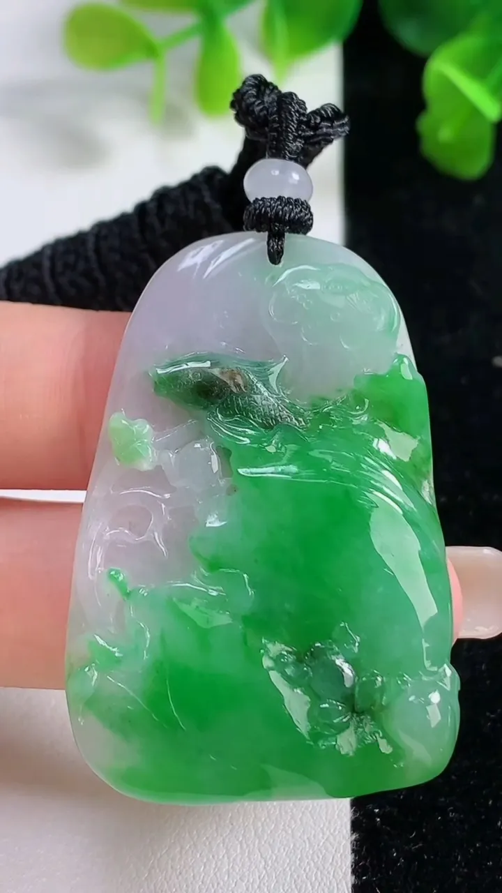 天然A货翡翠荷叶鱼吊坠，尺寸46-31-5.2，重量:18.55g
9月14日