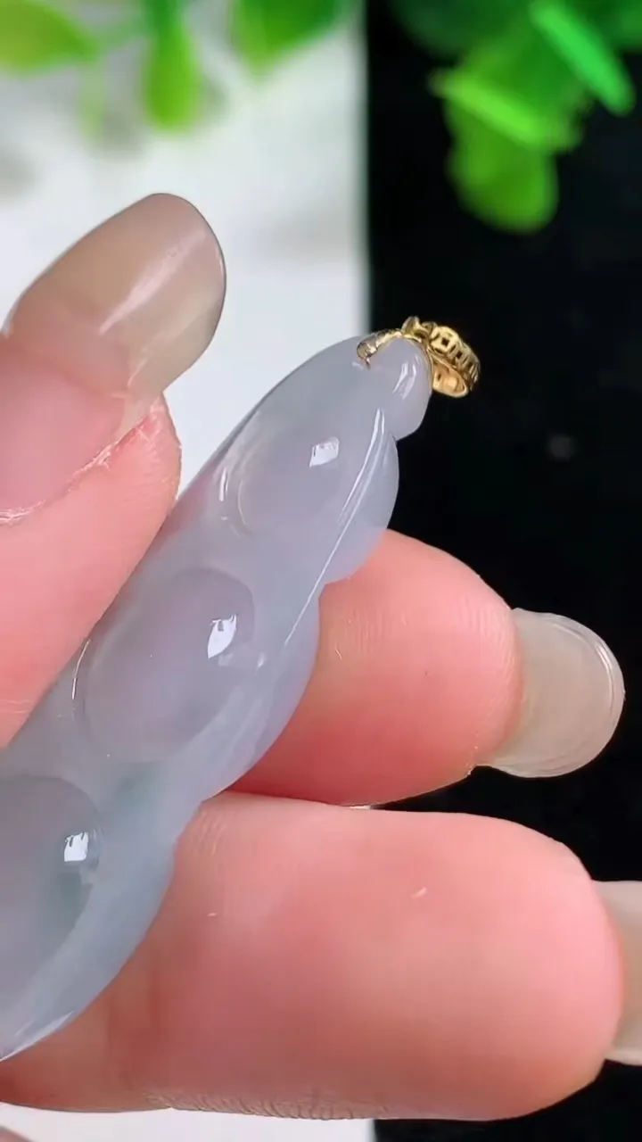 天然A货翡翠种飘花福豆吊坠，尺寸43-13-6.7，重量:6.64g
9月14日