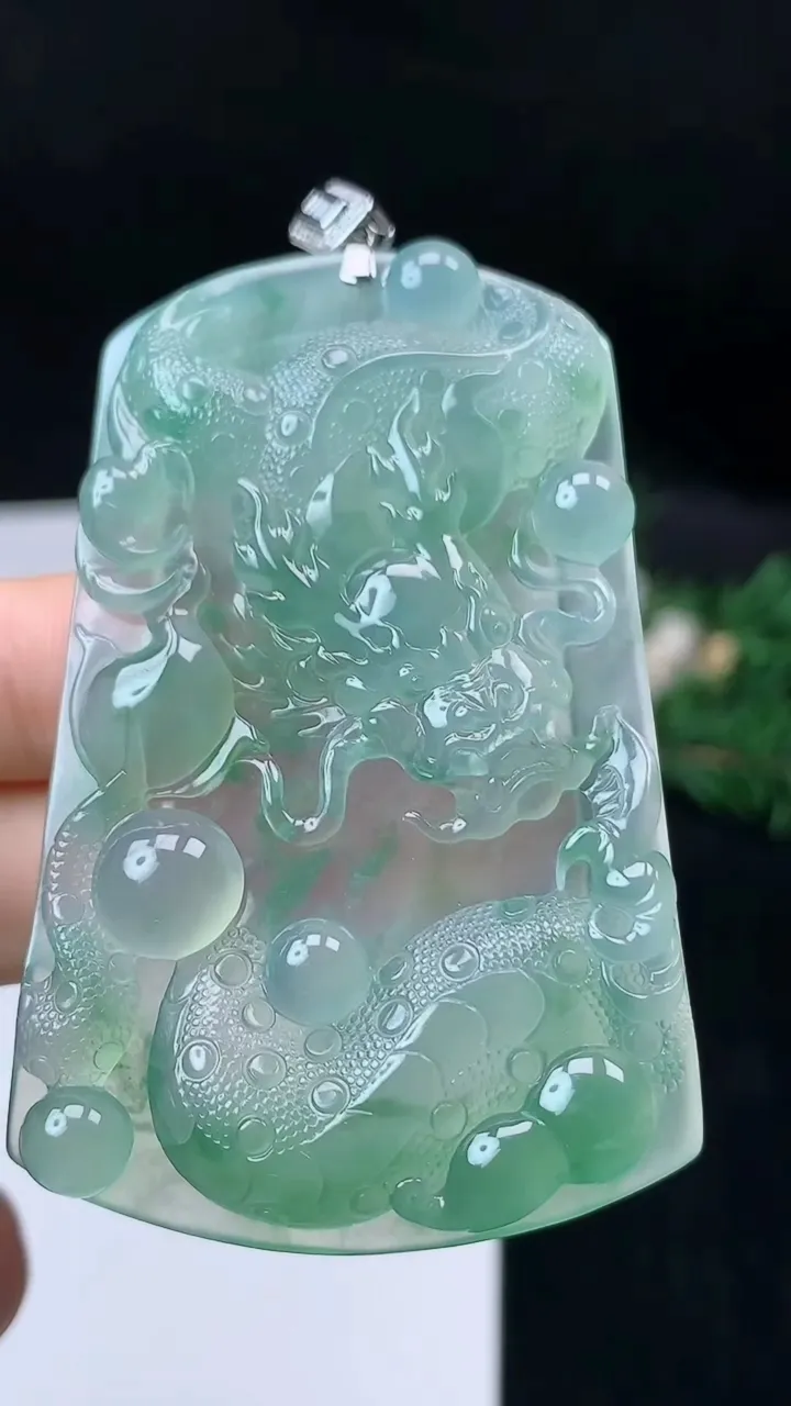 天然A货翡翠龙牌吊坠，尺寸62.6-40.5-6.5，重量:31.95g
9月14日