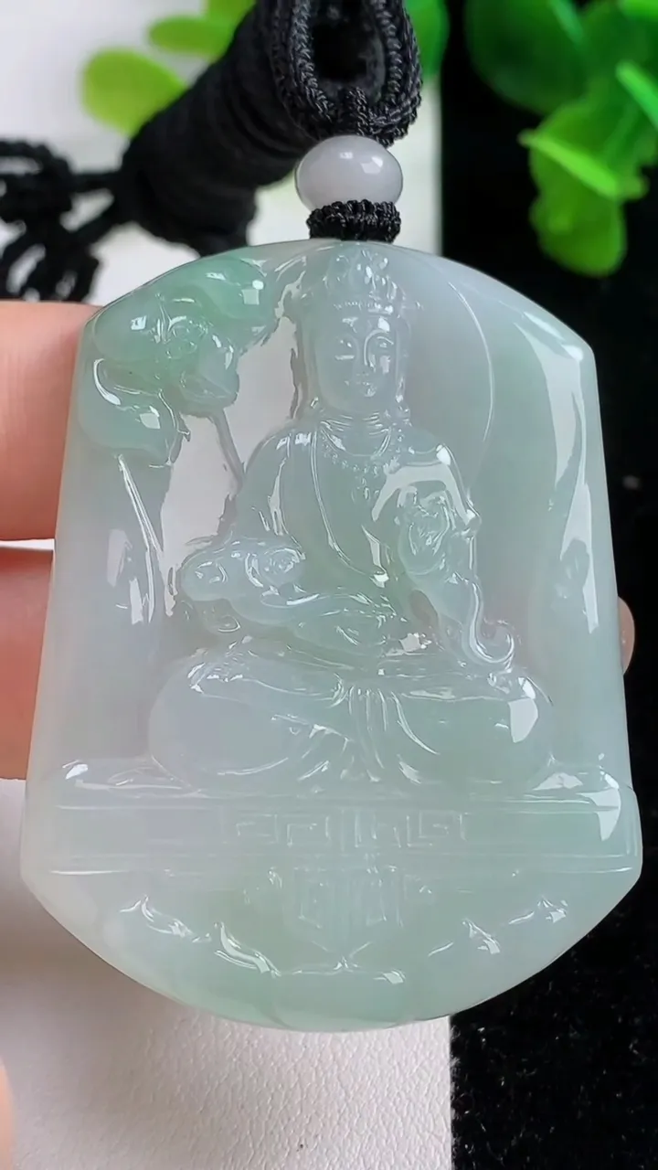 天然A货翡翠大势至观音菩萨吊坠，尺寸52.4-40.8-5.3，重量:30.79g
9月14日