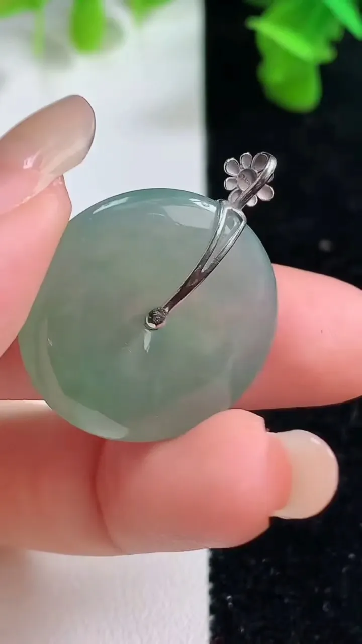 天然A货翡翠平安扣吊坠，尺寸25-4.3，重量:6.40g
9月14日