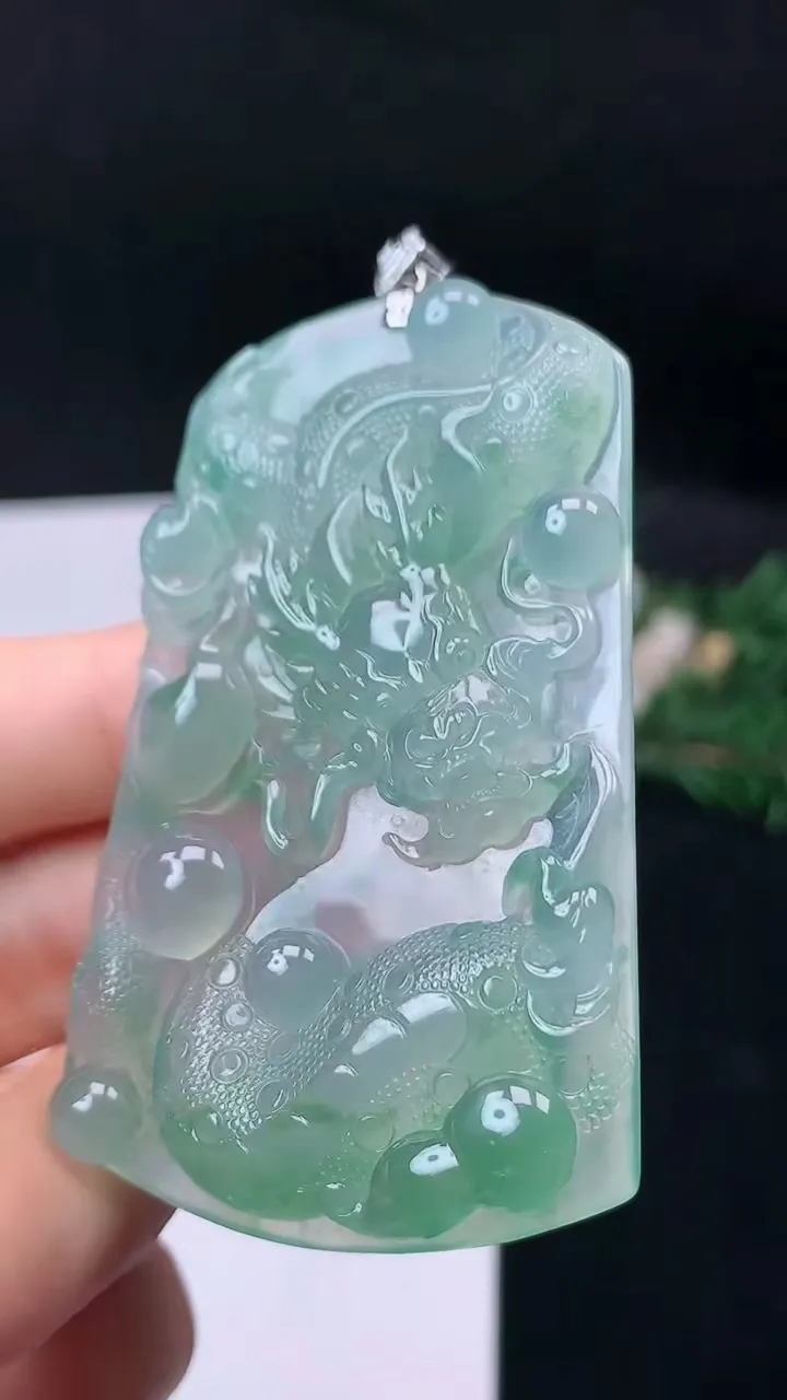 天然A货翡翠龙牌吊坠，尺寸62.6-40.5-6.5，重量:31.95g
9月14日