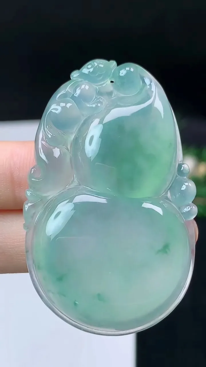 天然A货翡翠葫芦吊坠，尺寸51.3-32.9-7.3，重量:21.37g
9月14日