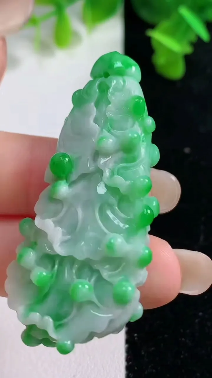天然A货翡翠白菜吊坠，尺寸53.3-24-10.6，重量:17.76g
9月14日