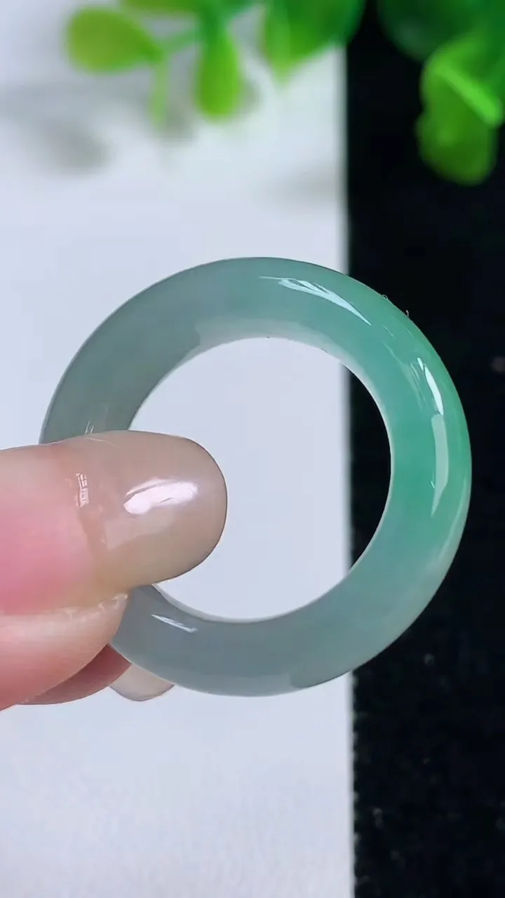 天然A货翡翠指环戒指，尺寸20.8-7-4.5，重量:8.12g2025年9月14日
工厂直销收藏佳品,种好水足，色泽均匀，有种有色，上手高大气！