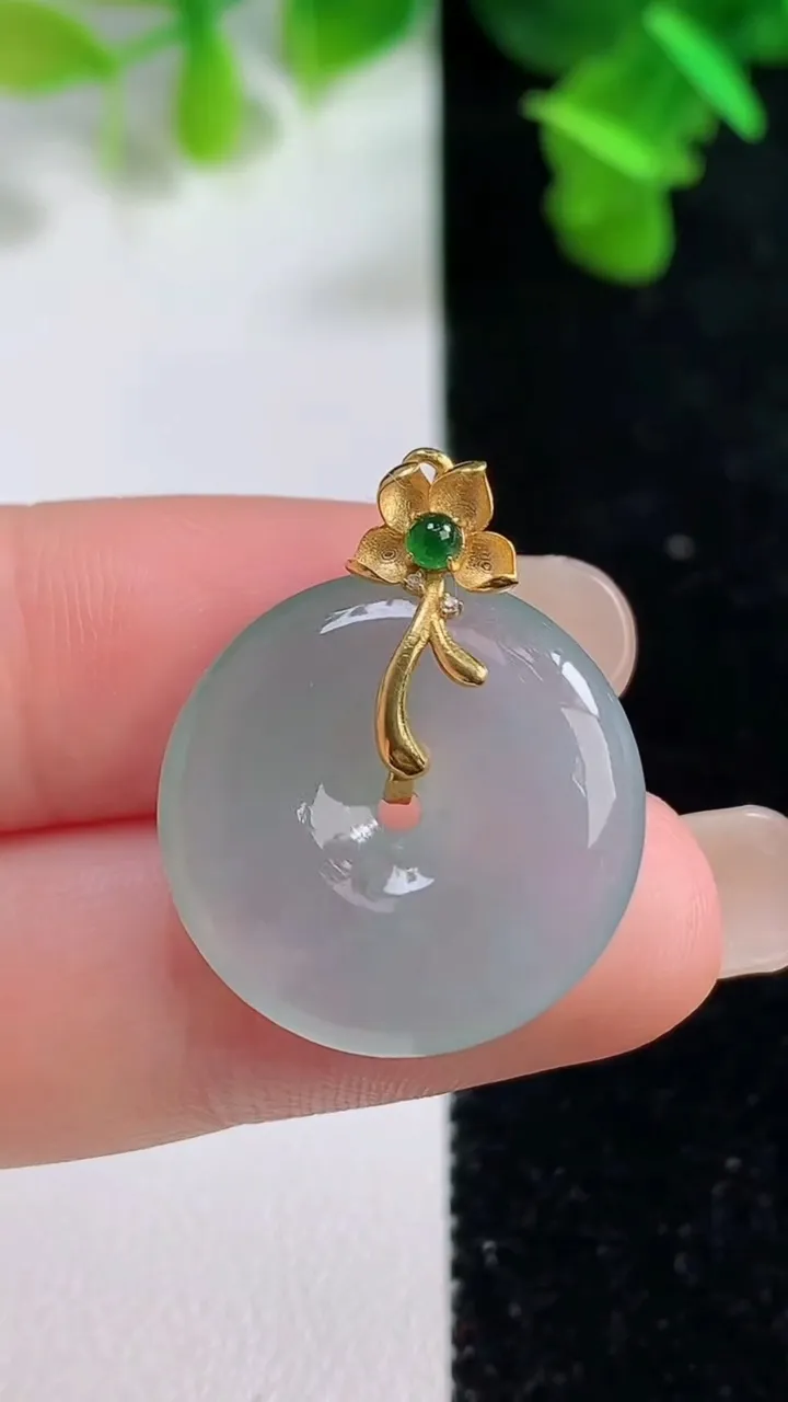 天然A货翡翠种飘花平安扣吊坠，尺寸21-4.8，重量:5.05g
9月14日