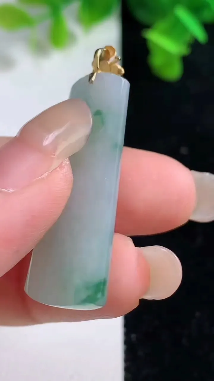 天然A货翡翠种飘花无事牌吊坠，尺寸35.7-13.3-6.2，重量:7.04g
9月14日