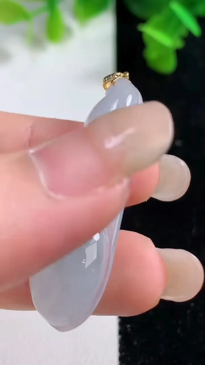 天然A货翡翠种飘花福豆吊坠，尺寸43-13-6.7，重量:6.64g
9月14日