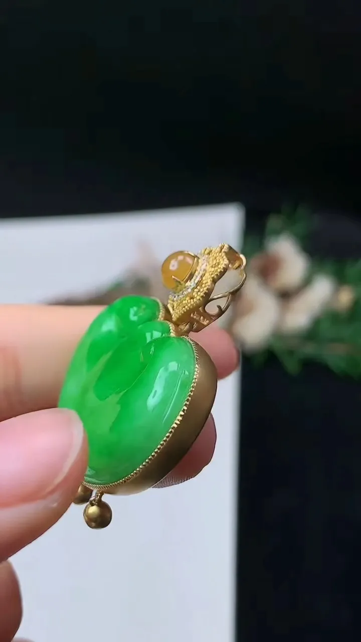 天然A货翡翠如意头吊坠，尺寸23.8-37.6-9，重量:22.43g
9月14日