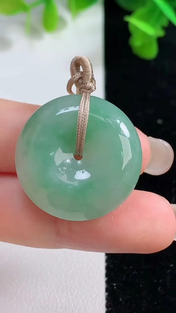 天然A货翡翠平安扣吊坠，尺寸26-7.3，重量:10.44g
9月14日