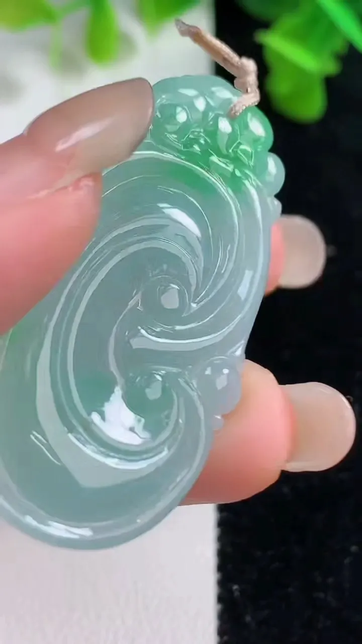 天然A货翡翠如意吊坠，尺寸42-23-4.8，重量:9.54g
9月14日