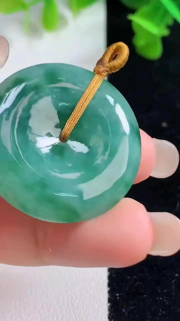 天然A货翡翠平安扣吊坠，尺寸32-5.4，重量:12.33g
9月14日