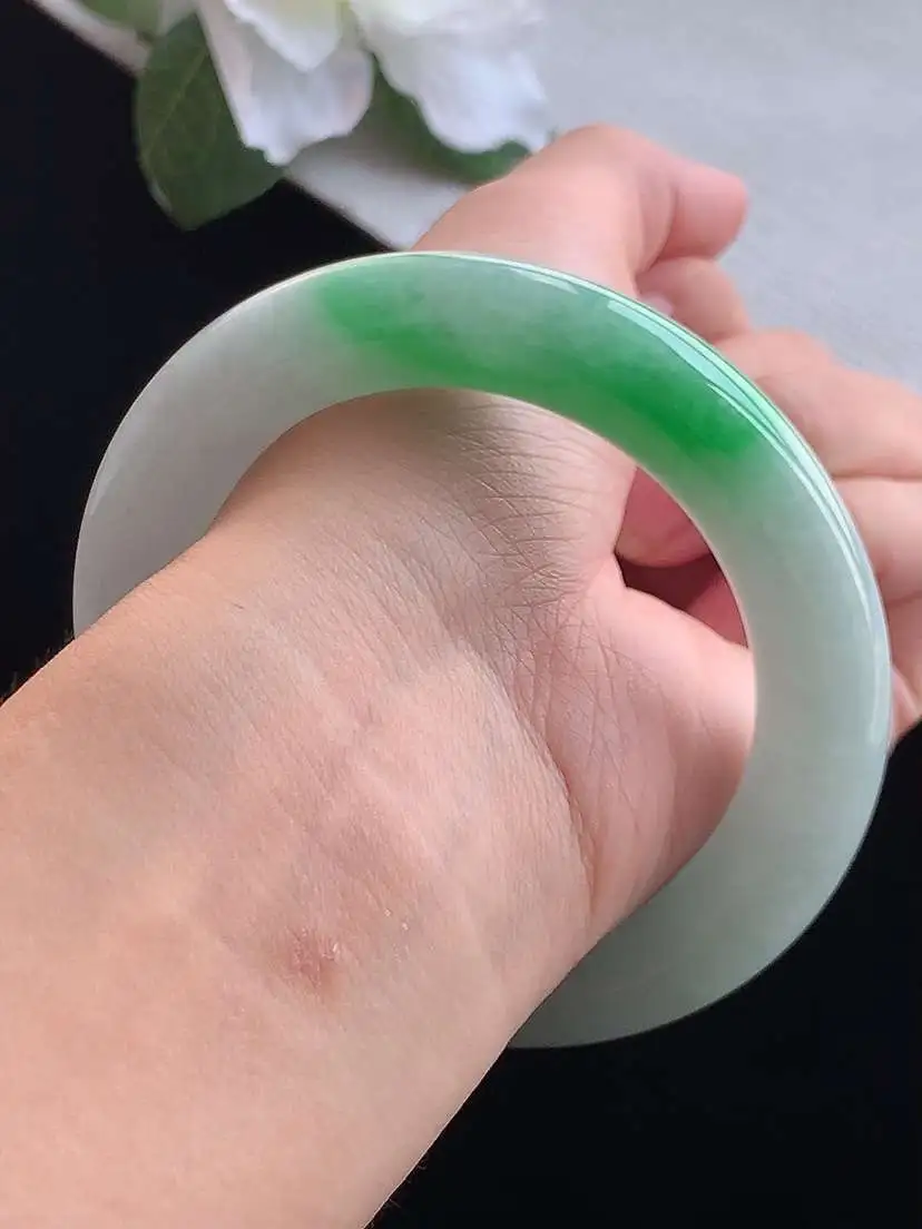a货翡翠老坑冰种飘绿胖圆条手镯55-56圈口，尺寸55.5×11.8mm 重量77.45g 0913