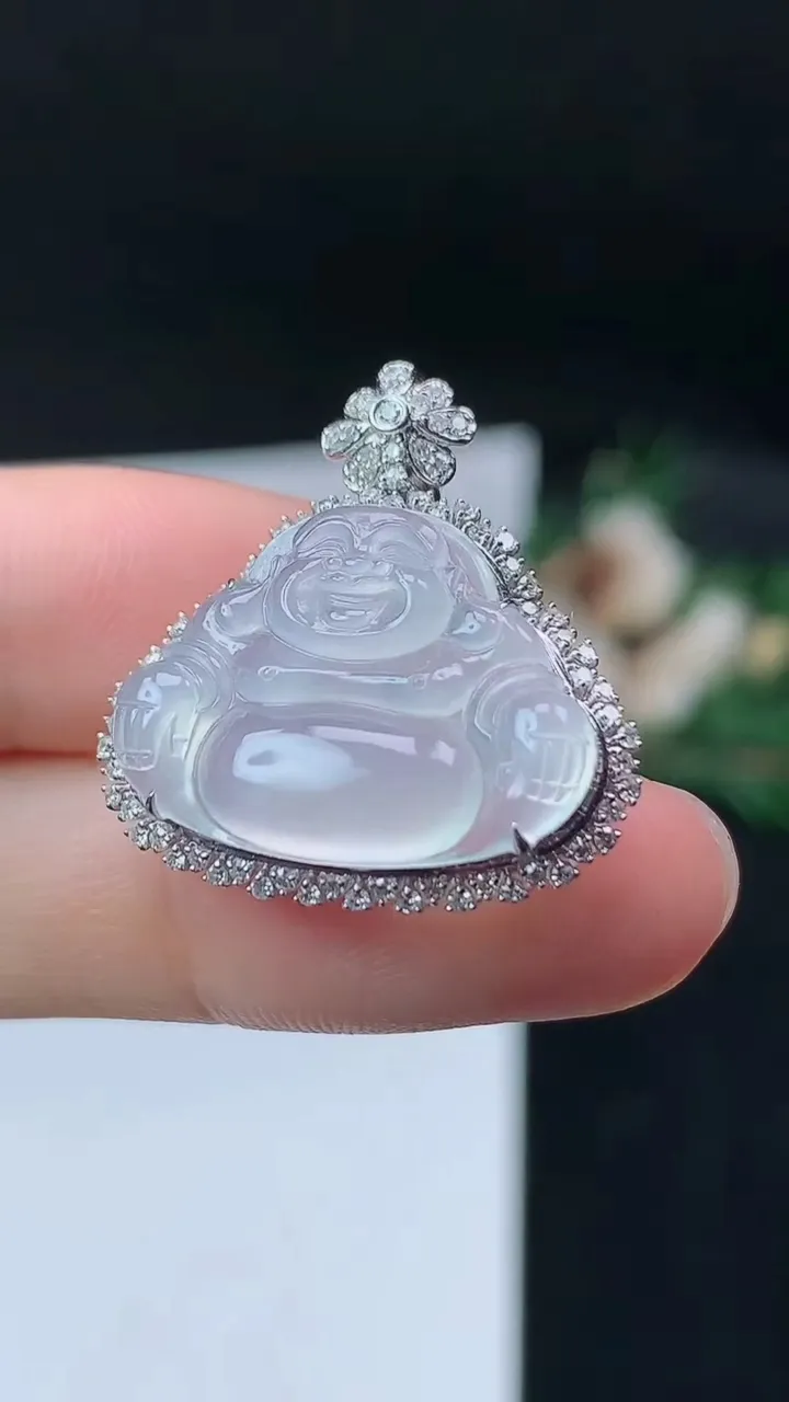 天然A货翡翠白冰佛公吊坠，尺寸25.3-24-9，裸石15.8-20.7，重量:3.89g
9月14日
