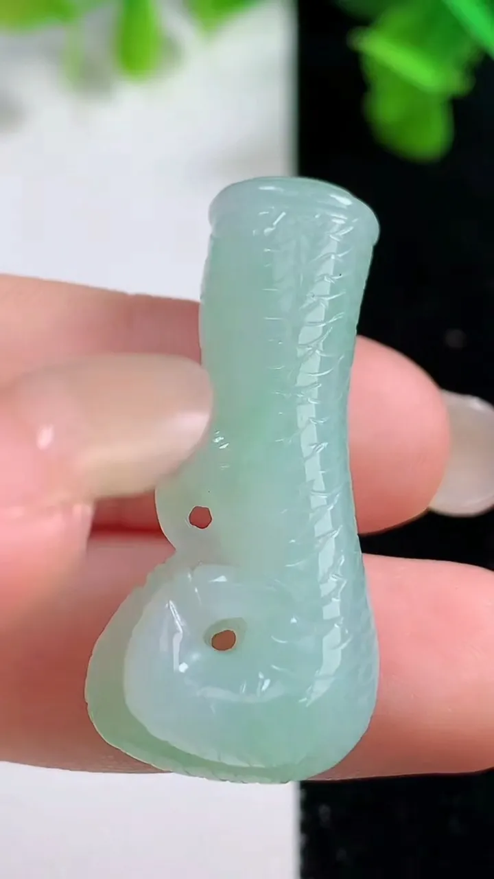 天然A货翡翠龙爪吊坠，尺寸35.6-15.4-11.6，重量:9.60g
9月14日