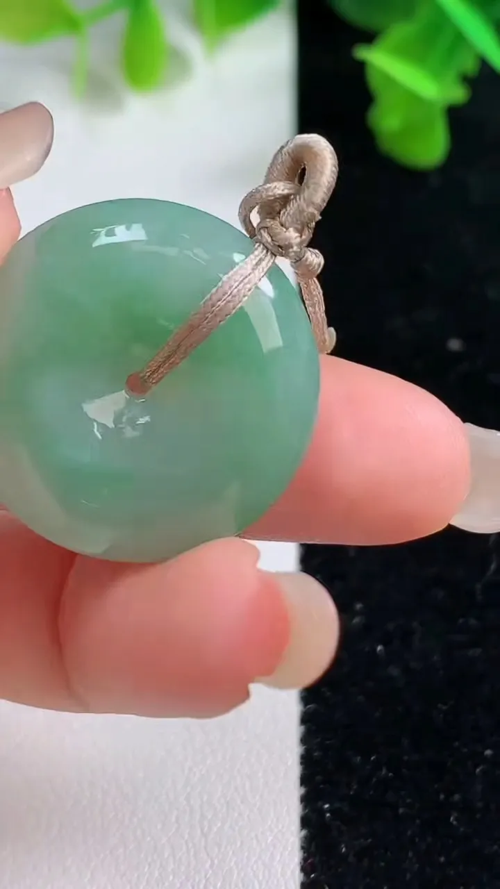 天然A货翡翠平安扣吊坠，尺寸26-7.3，重量:10.44g
9月14日