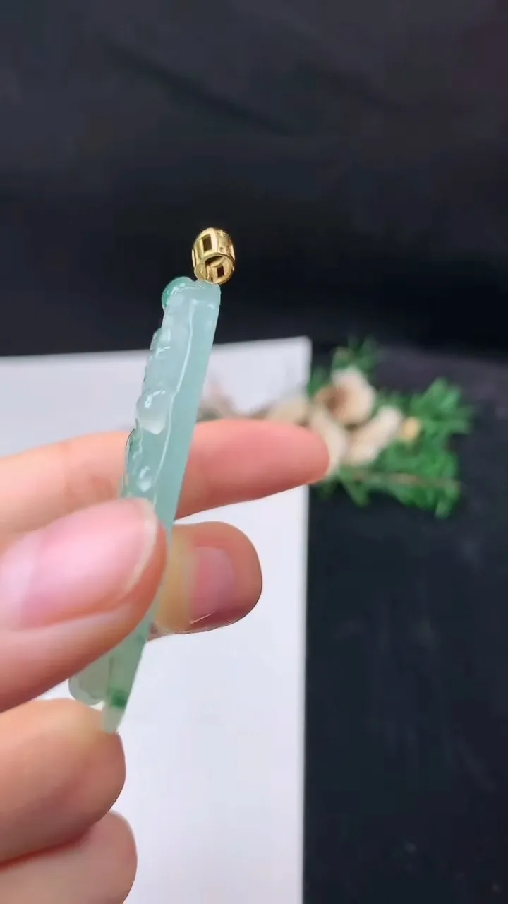 天然A货翡翠龙牌吊坠，尺寸55.8-49.2-6，重量:32.58g
9月14日