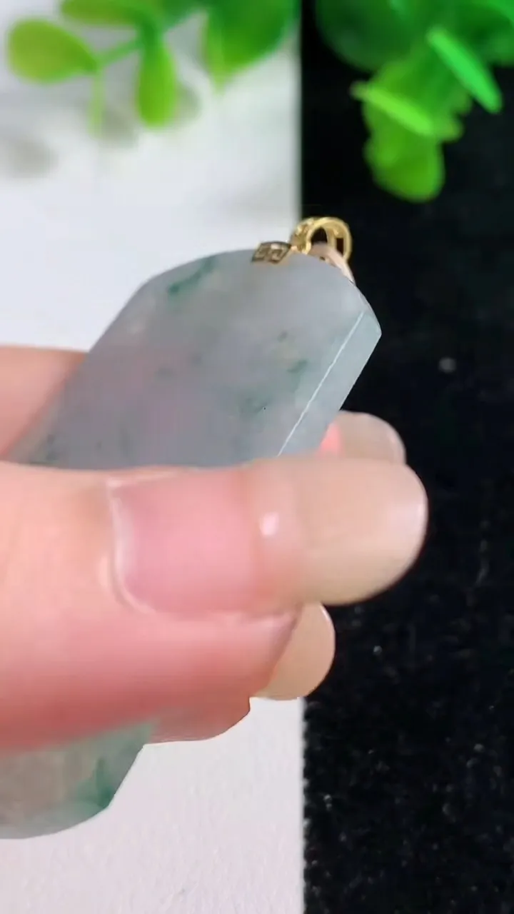 天然A货翡翠种飘花无事牌吊坠，尺寸50.4-35-2.6，重量:14.32g
9月14日